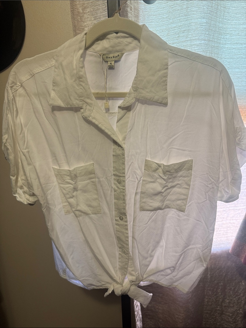 Lightweight White Button-Front Tie Hem Shirt